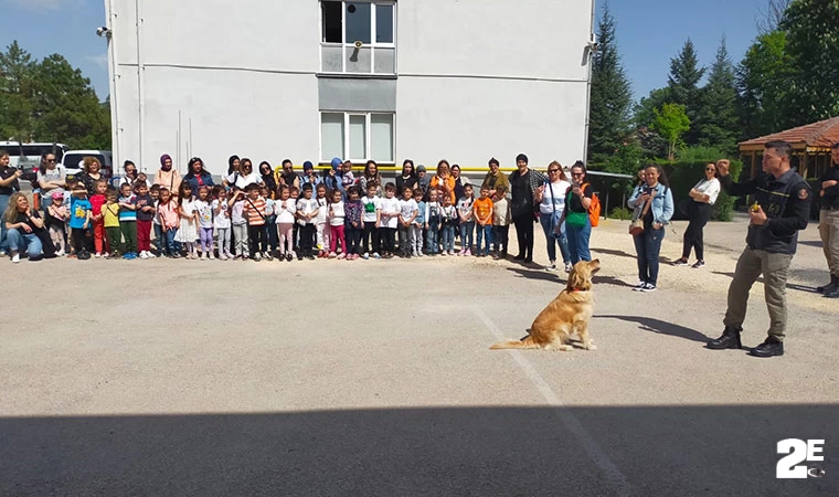 Mithat Paşa İlkokulu'nun ana sınıfı öğrencileri velileri ve idari personeli Eskişehir Emniyet Müdürlüğü’nü ziyaret etti