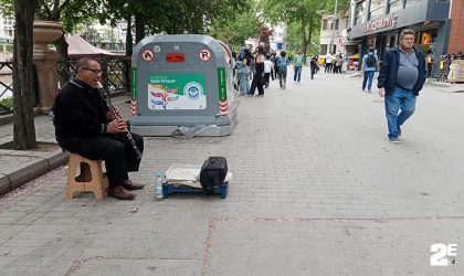 Sıcak havaları fırsat bilen sokak müzisyenleri daha fazla çalışmaya başladı